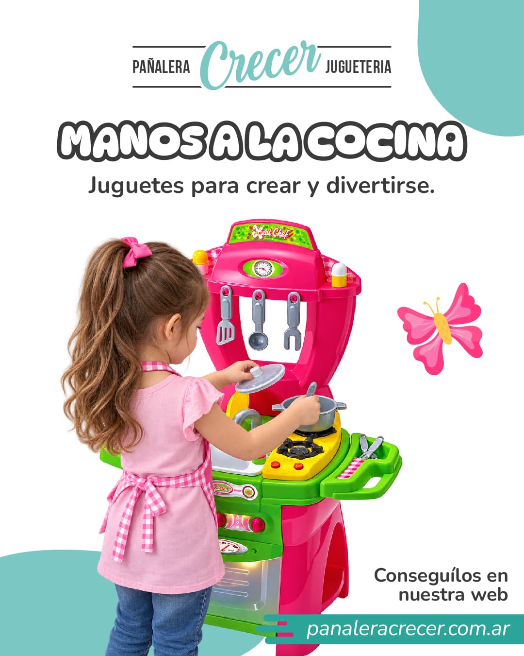 Niña jugando con una cocina infantil de juguete